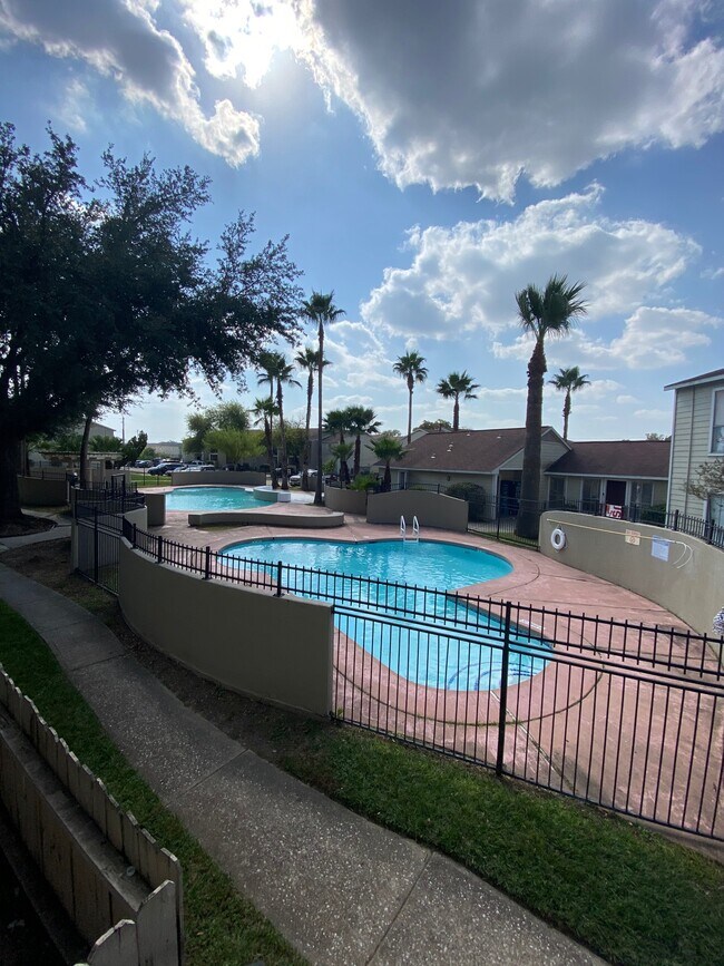 2 Sparkling pools