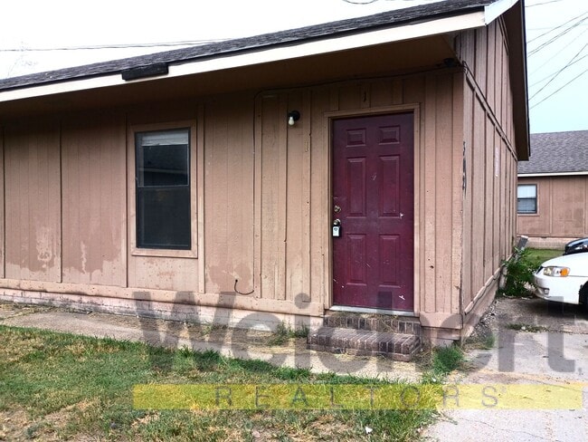 Building Photo - Updated 2-Bedroom with Easy Commute Unit 302-1 Rental