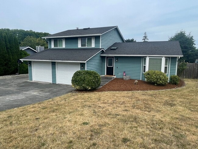 Building Photo - ***PENDING APPLICATION***Spacious and Comfortable 3 Bedroom Home