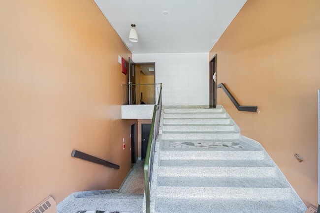 Building Photo - 6880-625e 25e Ave Unit 1