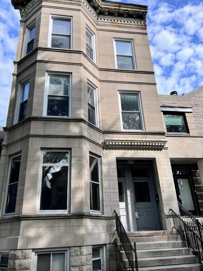 Building Photo - 1028 W Oakdale Ave Unit 3 Rental