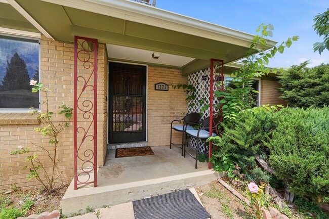 Photo - 5 bedroom, 3 1/2 bath, home with two master suites and 2 car garage.