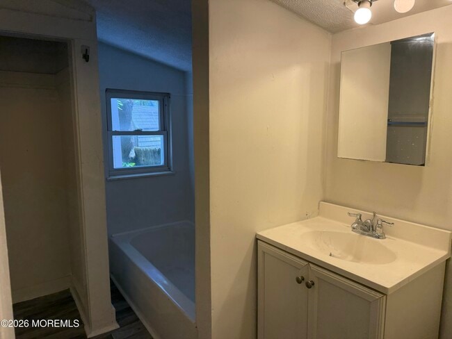 405 1/2 Brinley Ave