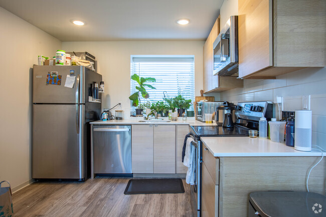 Upgraded Kitchen Appliances - Bertona Steps Apartments