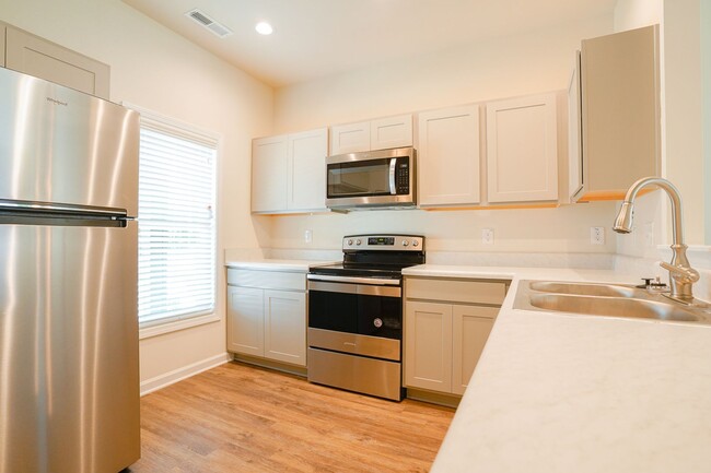 *MOVE IN SPECIAL* $1000 OFF FIRST FULL MON... - *MOVE IN SPECIAL* $1000 OFF FIRST FULL MON... Townhome