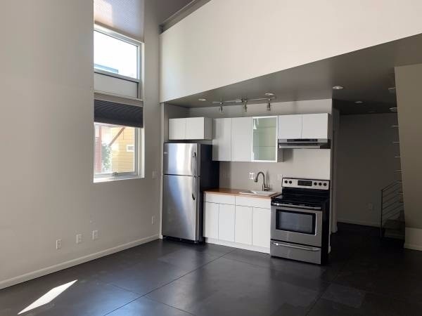 Sunny Remodeled Loft Near Uptown with Tall... - Sunny Remodeled Loft Near Uptown with Tall...