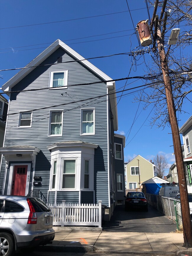 Building Photo - 363 Windsor St Unit 2