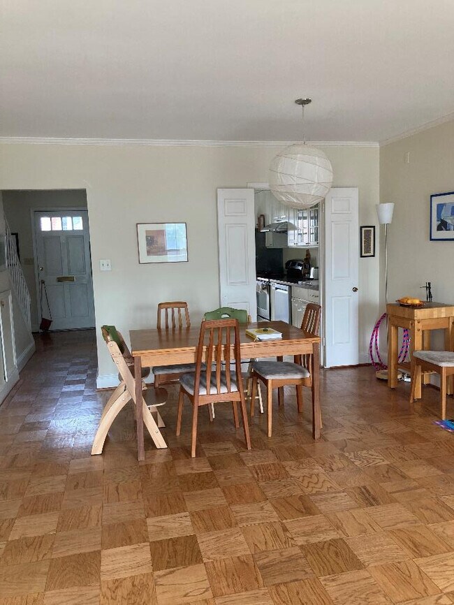 Photo - 1670 Beekman Pl NW