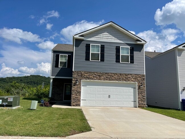 Building Photo - 4 bed / 2.5 bath 2-story with great views available 8/28!
