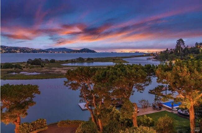 Building Photo - Amazing Unit in Water Front Strawberry Home