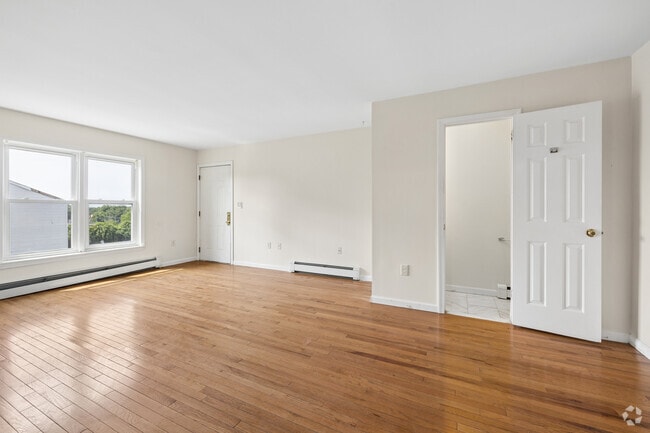 3BR, 1.5BA - 995SF - Living Room