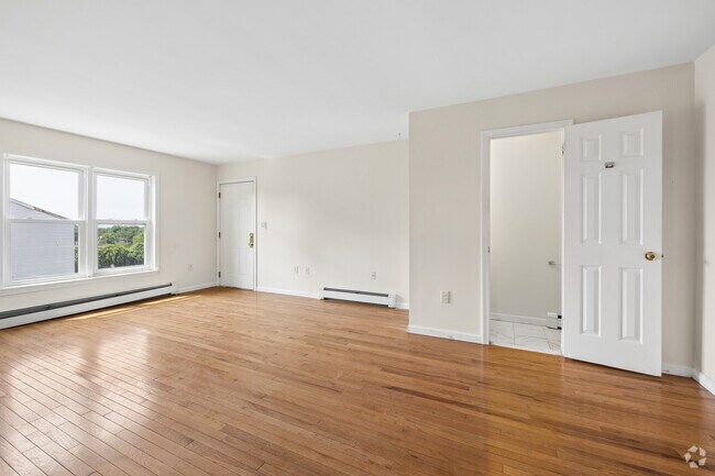3BR, 1.5BA - 995SF - Living Room - Oak Knoll
