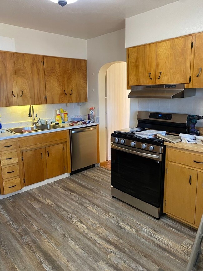 Photo - 835 Robinson Ave