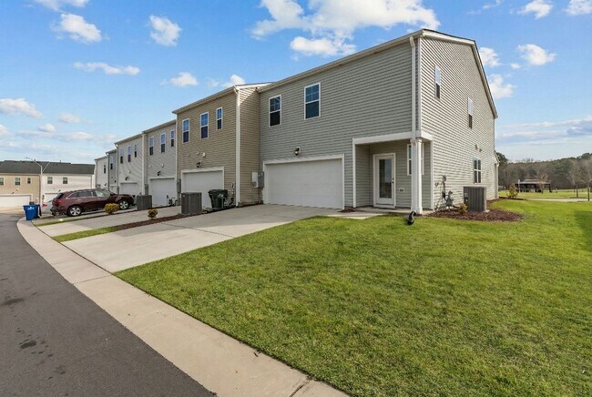 Photo - Spacious End-Unit 4-Bedroom Townhome