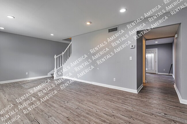 Photo - 2964 E Clarendon Ave