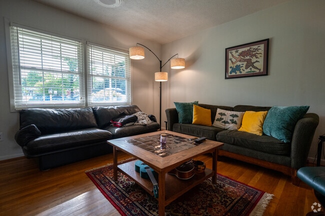 Living room - 316 Russelcroft Rd Rental
