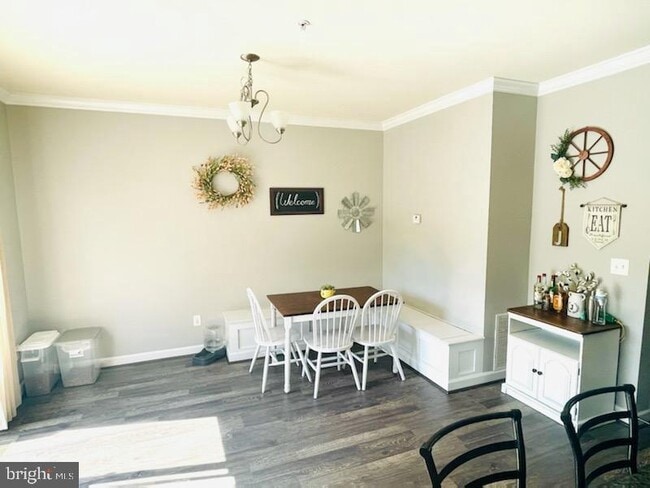 Photo - 516 English Oak Ln