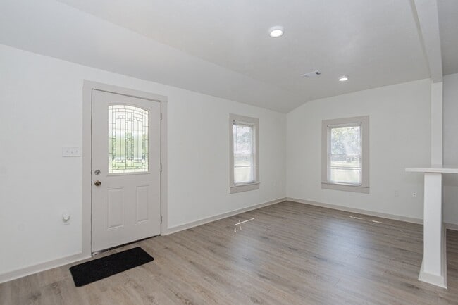 Photo - 108 Lostracco St