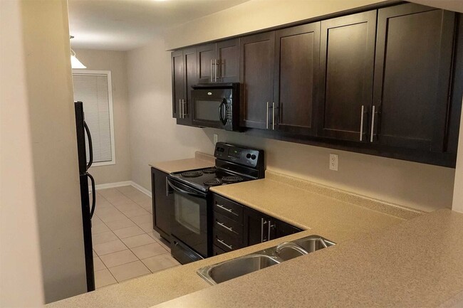 Photo - 921 Raftis Cres