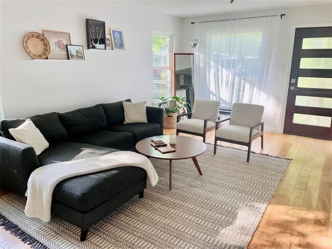 Photo - 3208 Thompson St