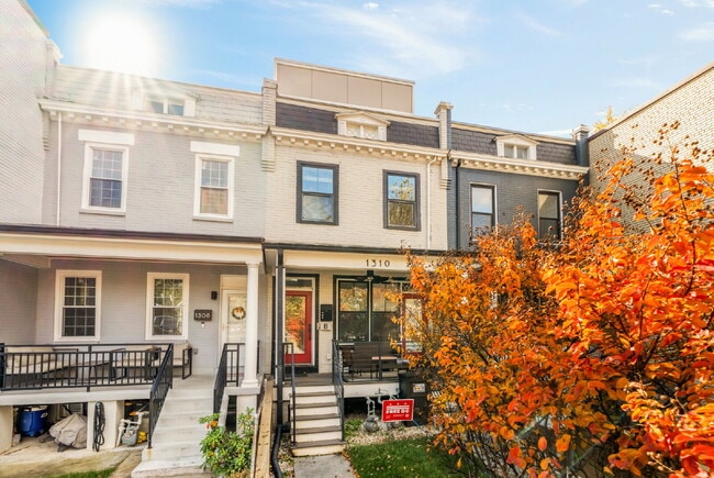 Building Photo - Penthouse 2BR/2.5BA with 3 Private Outdoor... Unit #PHB