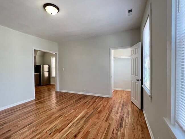 1151 W 19th St