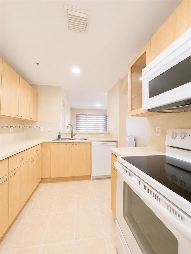 Building Photo - 6670 NW 114th Ave Unit 603