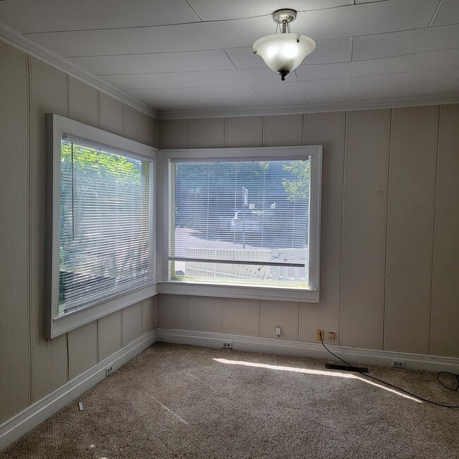 Photo - 341 SE Rose St