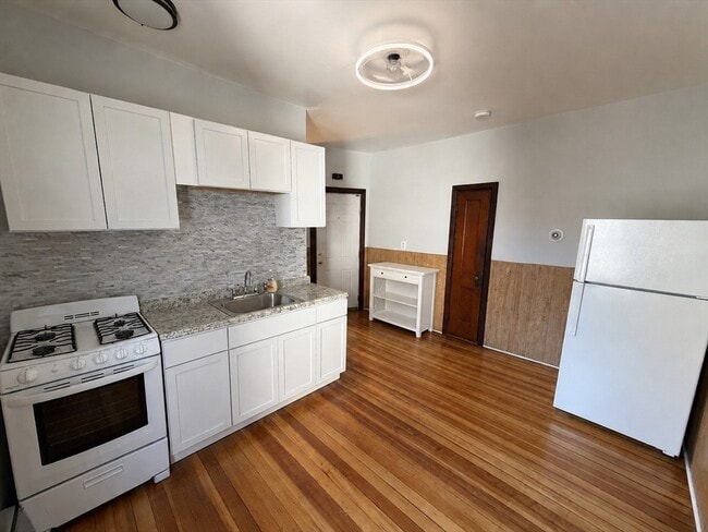 Building Photo - 869 Brock Ave Unit 2S