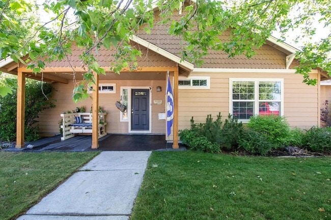 Building Photo - Sunny & Spacious 3BR/2BA Home with Fenced Yard