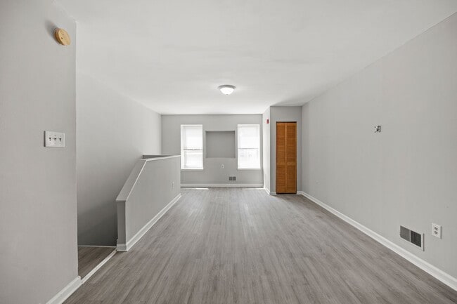 4831 Longshore Ave Unidad 2F