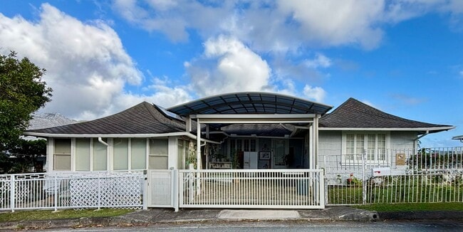 Building Photo - Remodeled studio residence with a panoramic view (Lower Manoa)