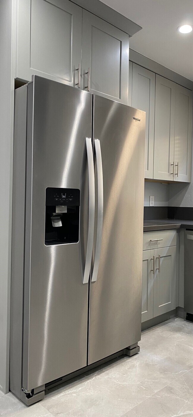 Kitchen - 1707 Barry Ave Unit 1705