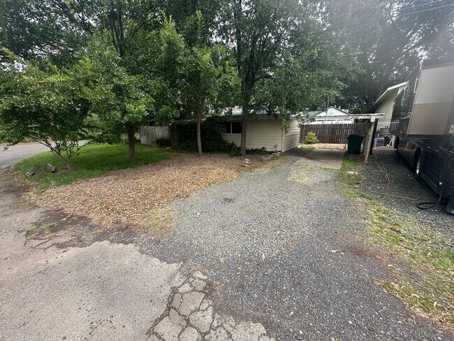 Building Photo - 2 BR w/ Bonus Room/Office