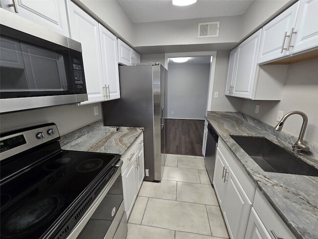 Building Photo - 5628 Birchmont Dr Unit D