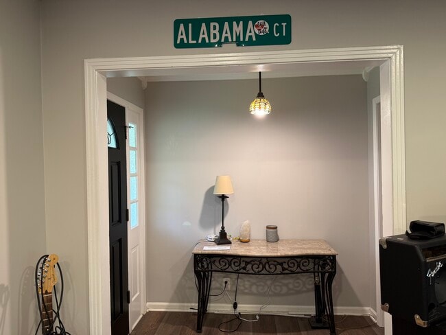 Foyer - 2500 19th St E