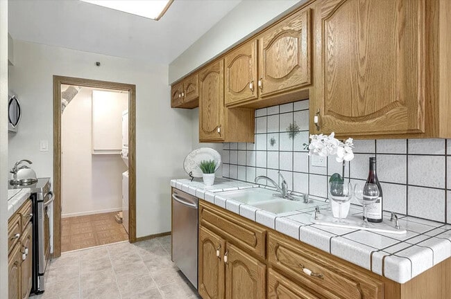 Photo - 2435 Rowntree Way