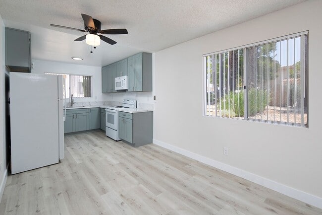 Building Photo - Gorgeous 1 Bedroom with AC and Parking in ... Unit 07