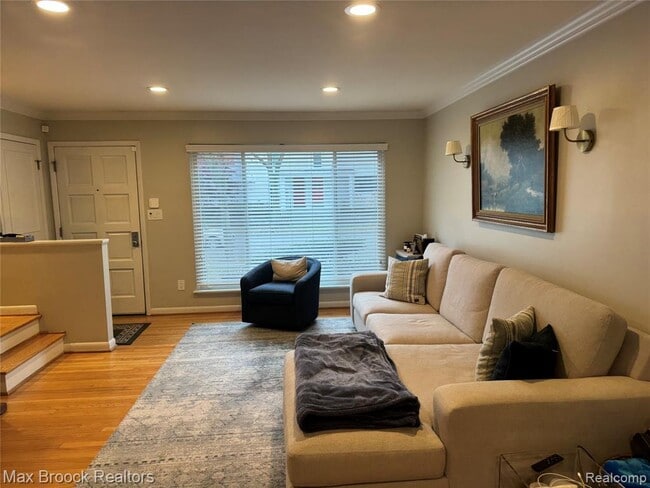 Photo - 383 W Brown St