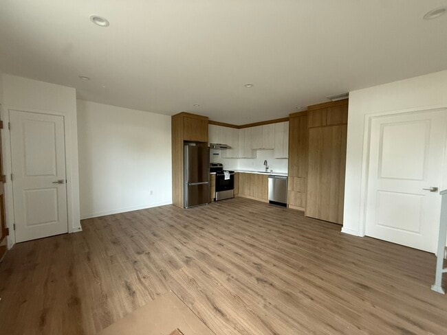 Open floor concept - 6259 Riverton Ave