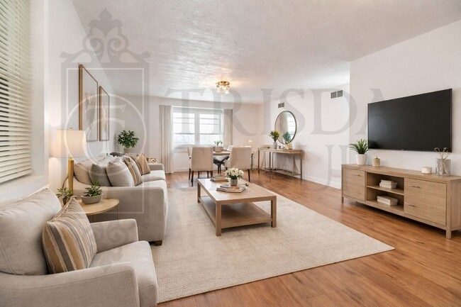 Building Photo - Avail June 1st! Renovated Crafton 2BR Apt, A/C, Private laundry/storage, Parking, Pets OK! Unit BRO612-2