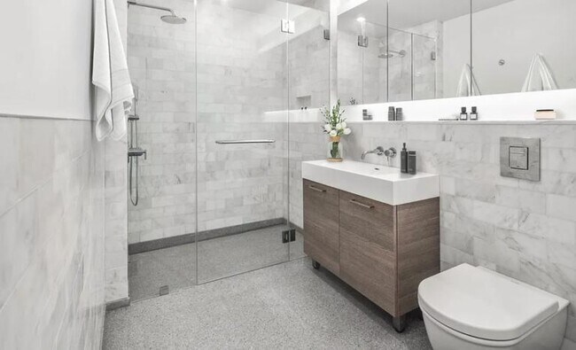 Photo - 245 E 34th St Unidad 1222