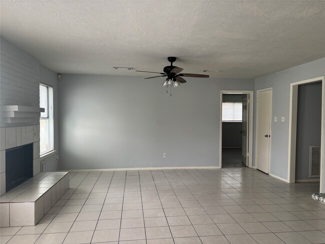 Photo - 402 Oak Harbor Dr