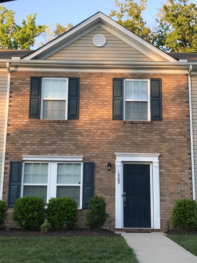 Building Photo - 1505 Stonewall Manor Dr Rental