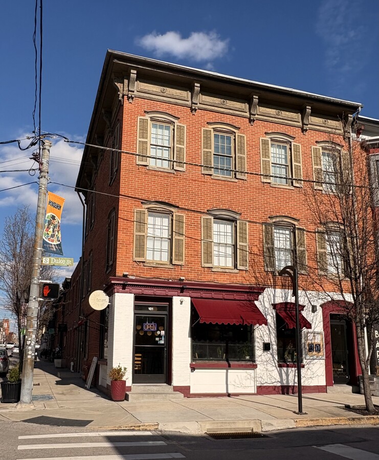 Photo - 102 E King St