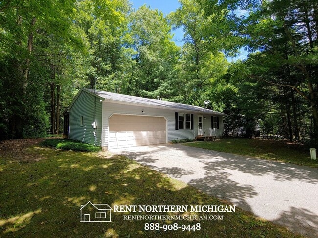 Photo - 2 bed home in Interlochen!! SHOWINGS DAILY 9:00AM - 4:30PM