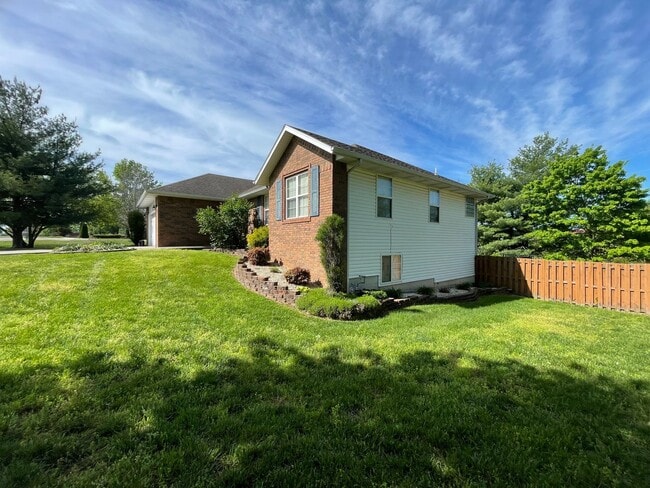 Photo - FULLY FURNISHED 4 BEDROOM, WALKOUT BASEMENT - SHORT TERM 6 MONTH RENTAL AVAILABLE IN OZARK!