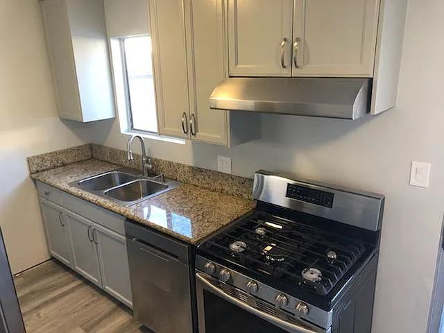 Building Photo - "Charming Burbank 2-Bed, 2-Bath Oasis on North Hollywood Way!"