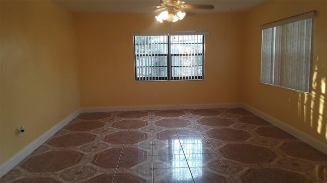 Photo - 930 NE 160th St