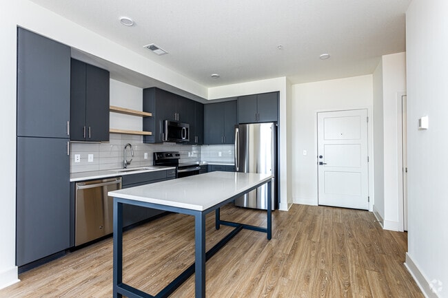 1BR, 1BA - 764SF